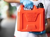 Comment reconnaître l’odeur d’essence dans une maison : danger imminent ?