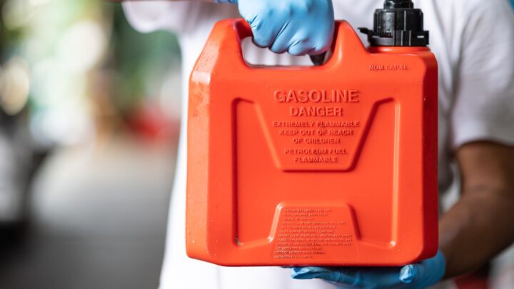 Comment reconnaître l’odeur d’essence dans une maison : danger imminent ?