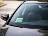 découvrez où placer correctement la vignette d'assurance sur votre véhicule pour être en conformité avec la réglementation en vigueur.