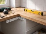 découvrez les erreurs courantes à éviter lors de l'installation d'un plan de travail et d'une équerre pour assurer une fixation solide et durable.