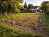 découvrez comment déterminer si votre terrain est divisible et les démarches pour détacher une parcelle en toute légalité.