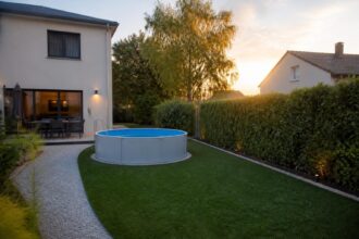 découvrez comment respecter les règles de distance avec votre voisin pour l'installation d'une piscine de moins de 10m2 et éviter les conflits.
