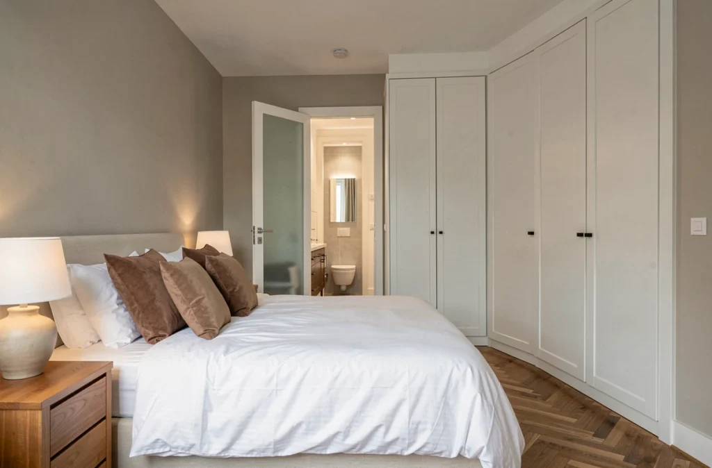 Suite parentale moderne avec salle de bain attenante et parquet en chêne dans une maison familiale